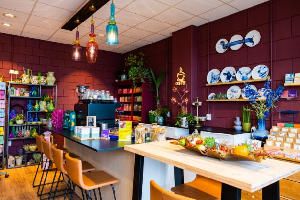 Overzicht van kleurrijke koffiecorner tussen de bloemen van Anja Bloementrends in Zwolle Stadshagen.