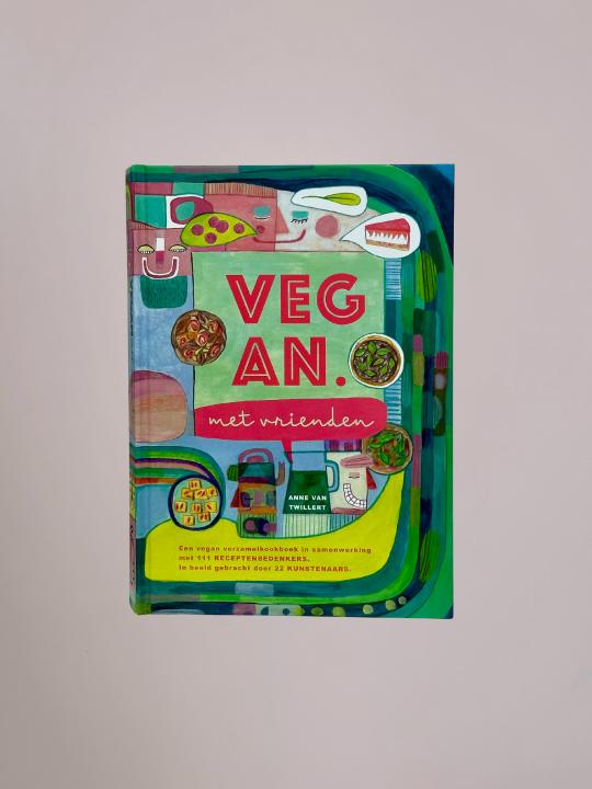 Platte foto van de hardcover voorkant van Vegan met Vrienden met kleurrijke kunstillustratie, exclusief verkrijgbaar bij Anja Bloementrends in Zwolle.