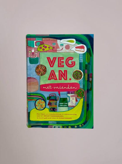 Platte foto van de hardcover voorkant van Vegan met Vrienden met kleurrijke kunstillustratie, exclusief verkrijgbaar bij Anja Bloementrends in Zwolle.
