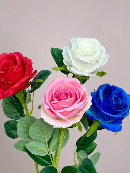 kunstrozen dichtbij in rood, roze, wit en blauw, kunstroos met natuurgetrouwe details