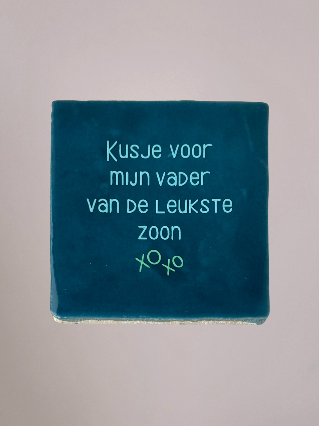 Handgemaakt keramieken Vaderdag tegeltje met de tekst "Kusje voor mijn vader van de leukste zoon" in een minimalistisch en speels ontwerp.
