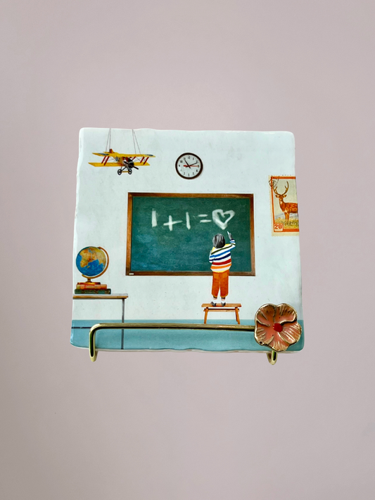 StoryTiles tegeltje Learned From You met illustratie van leren en school tafereel op keramisch tegeltje