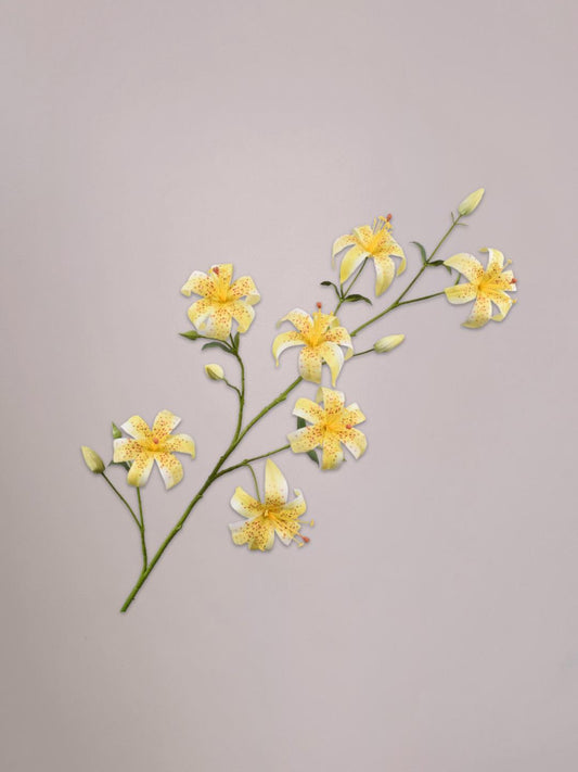 Gele lelie kunsttak van 113 cm van Silk-ka met grote sierlijke bloemen en lange groene steel in een vaas