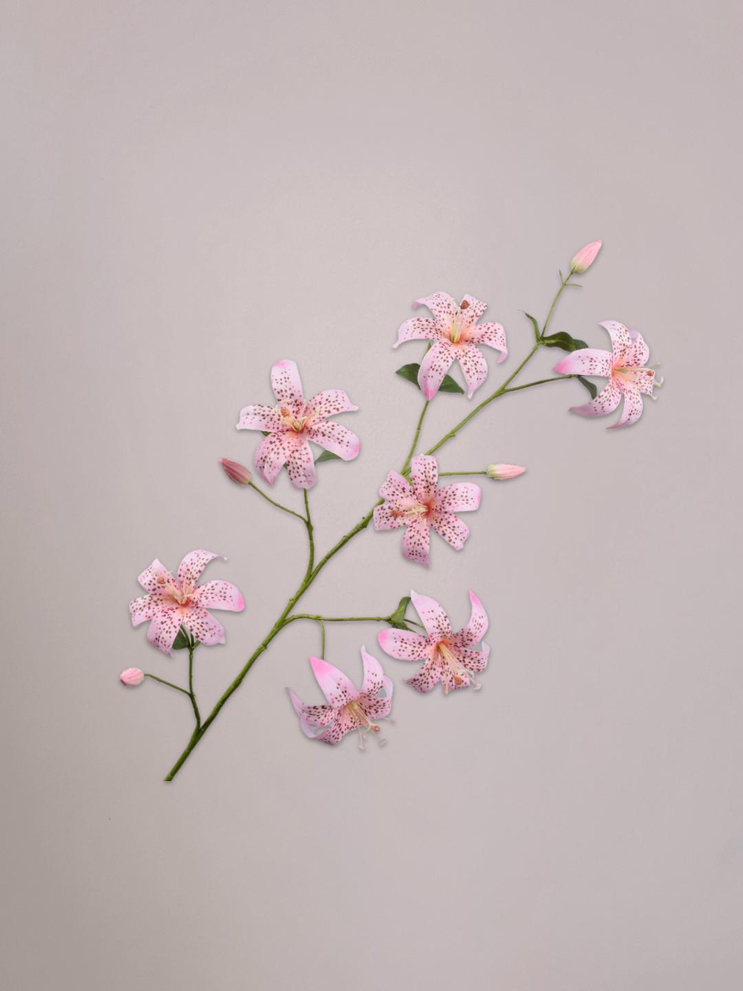 Roze lelie kunsttak van 113 cm van Silk-ka met grote sierlijke bloemen en lange groene steel in een vaas