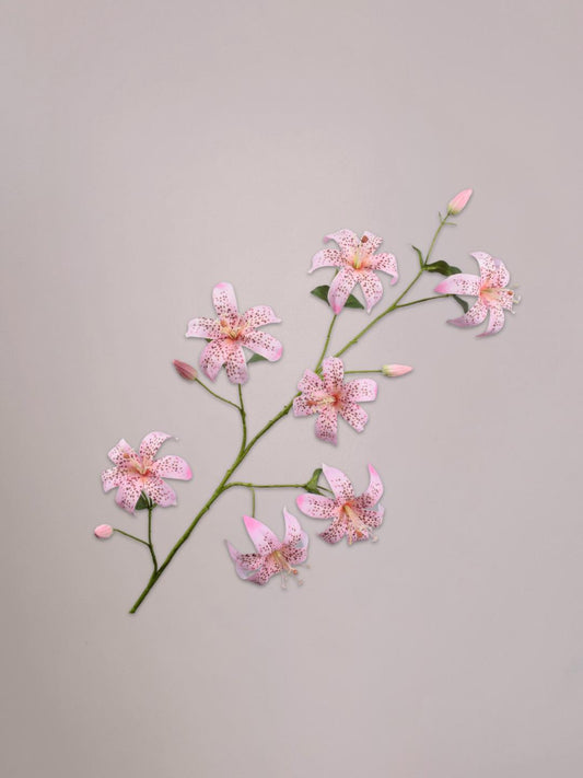 Roze lelie kunsttak van 113 cm van Silk-ka met grote sierlijke bloemen en lange groene steel in een vaas