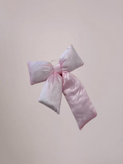 Fluffy lichtroze kerststrik met velvet-look, elegant voor voordeur of muur.