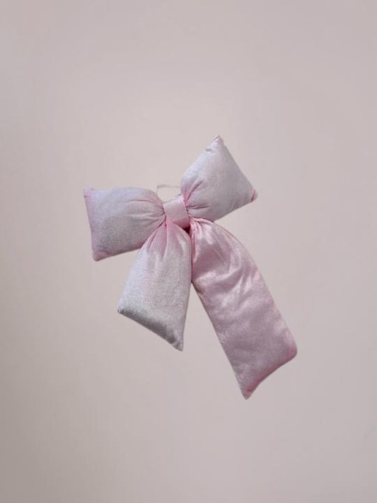 Fluffy lichtroze kerststrik met velvet-look, elegant voor voordeur of muur.