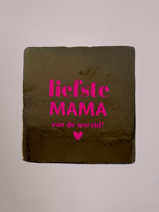 Keramiek tegeltje met de tekst “Liefste MAMA van de wereld” van Yett Agenturen