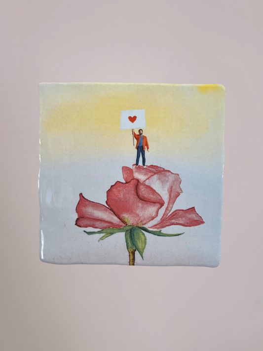 StoryTiles tegel Lots of Love met romantisch tafereel en liefdevolle details op keramisch tegeltje