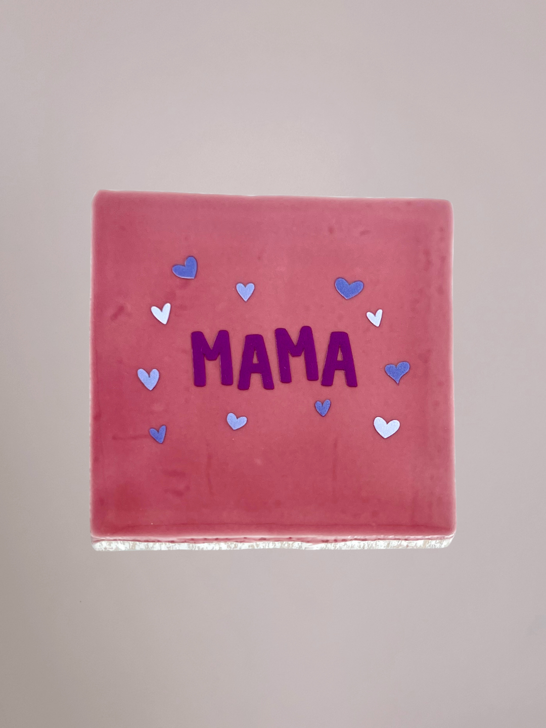 Roze keramieken tegeltje met de tekst “MAMA” in minimalistisch design, handgemaakt en geschikt als decoratie of cadeau.