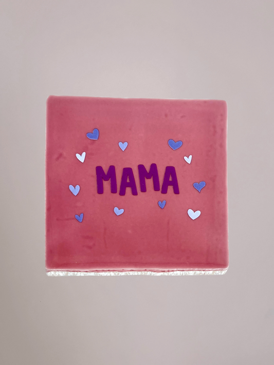 Roze keramieken tegeltje met de tekst “MAMA” in minimalistisch design, handgemaakt en geschikt als decoratie of cadeau.
