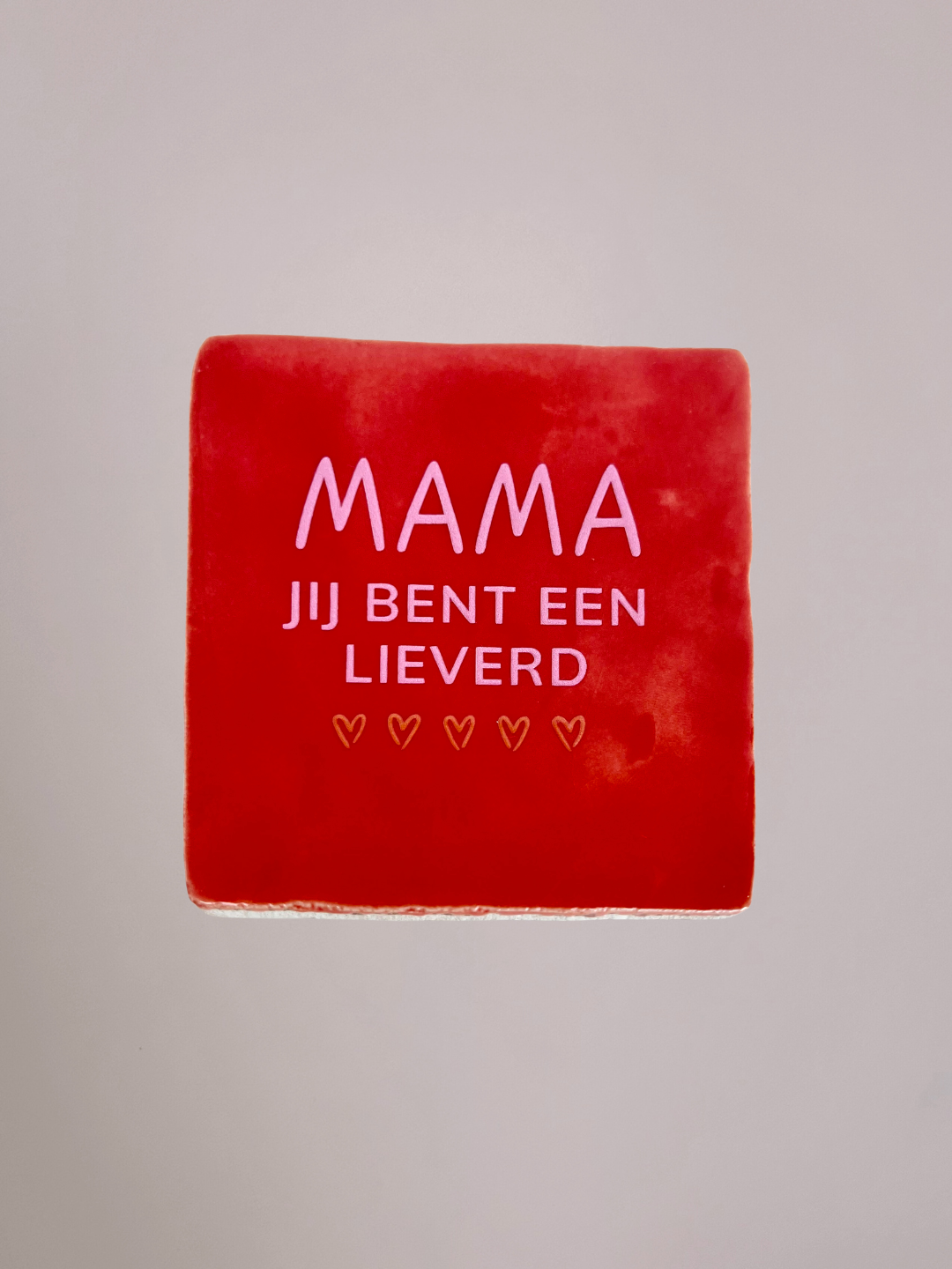 Rood keramieken tegeltje met de tekst “MAMA jij bent een lieverd”, handgemaakt en warm van uitstraling, geschikt als liefdevol cadeau.