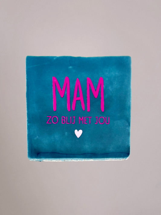 Blauw keramieken tegeltje met de tekst “MAM zo blij met jou”, handgemaakt en minimalistisch design, geschikt als liefdevol cadeau.