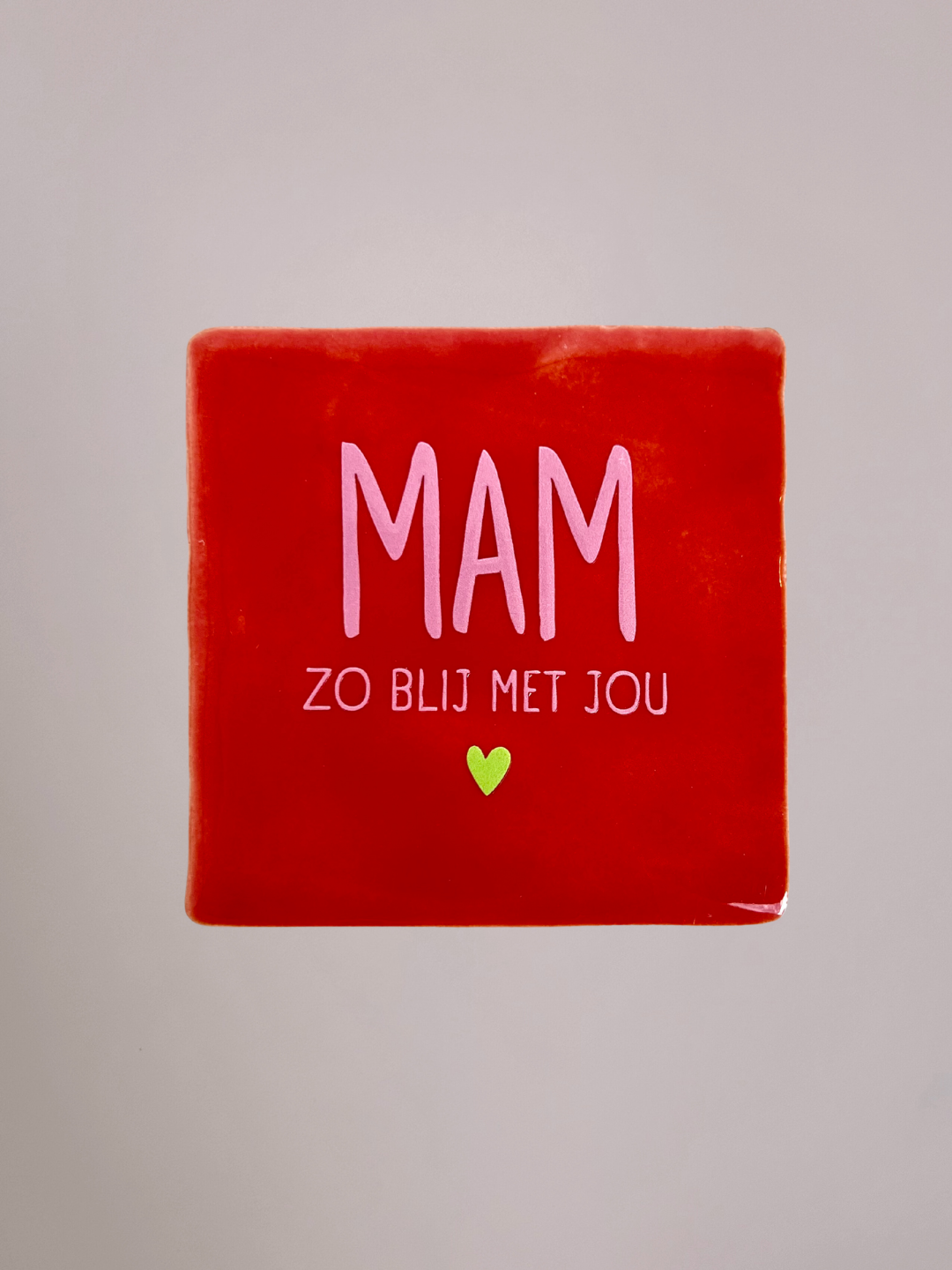 Rood keramieken tegeltje met de tekst “MAM zo blij met jou”, handgemaakt en minimalistisch design, geschikt als liefdevol cadeau.