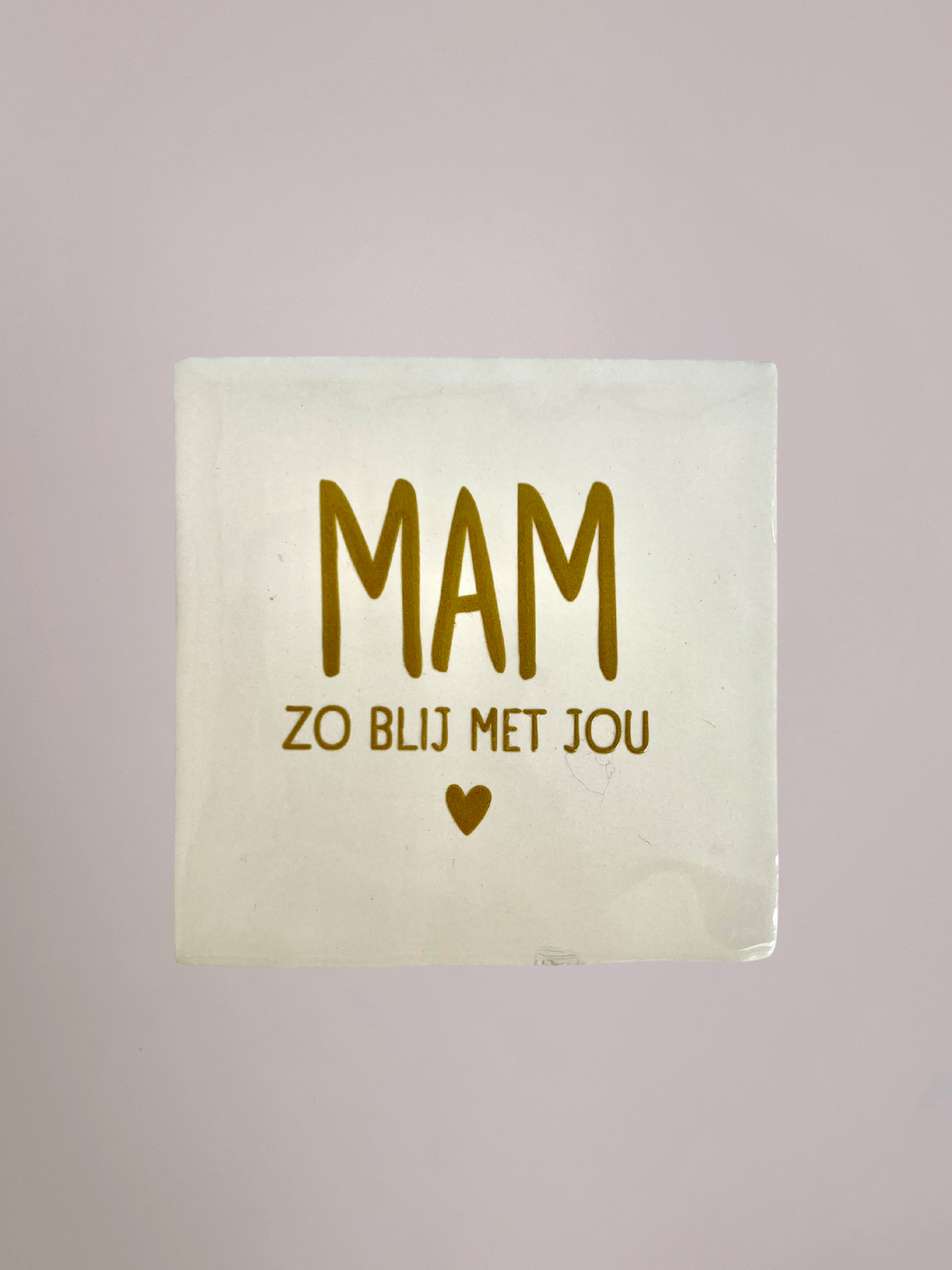 Wit keramieken tegeltje met de tekst “MAM zo blij met jou”, handgemaakt en minimalistisch design, geschikt als liefdevol cadeau.