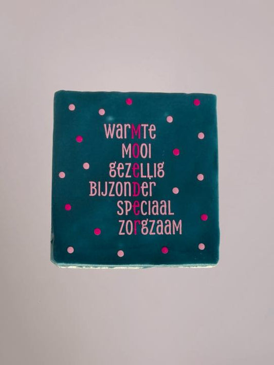 Blauw turquoise keramiek tegeltje met woorden als warmte, mooi en zorgzaam waarbij gekleurde letters samen MOEDER vormen – Yett Agenturen