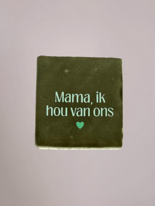Groen keramiek tegeltje met de tekst “Mama, ik hou van ons” van Yett Agenturen