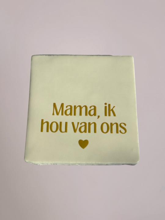 Wit keramiek tegeltje met de tekst “Mama, ik hou van ons” van Yett Agenturen