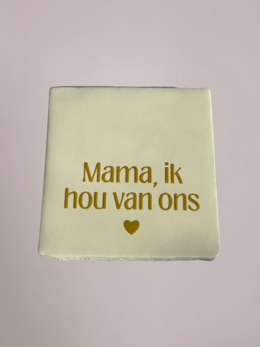 Wit keramiek tegeltje met de tekst “Mama, ik hou van ons” van Yett Agenturen