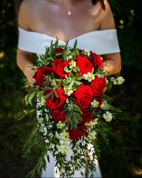 Luxe bruidboeket met rozen rood en witte bloemen