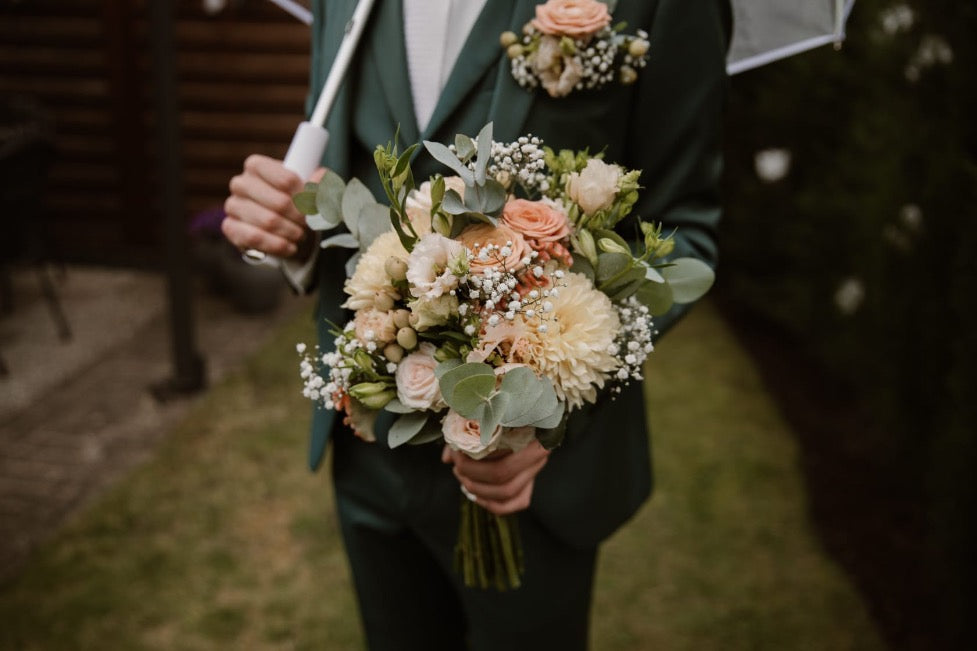Modern bruidboeket in zachte tinten met eustoma en clematis, perfect voor bruiloft