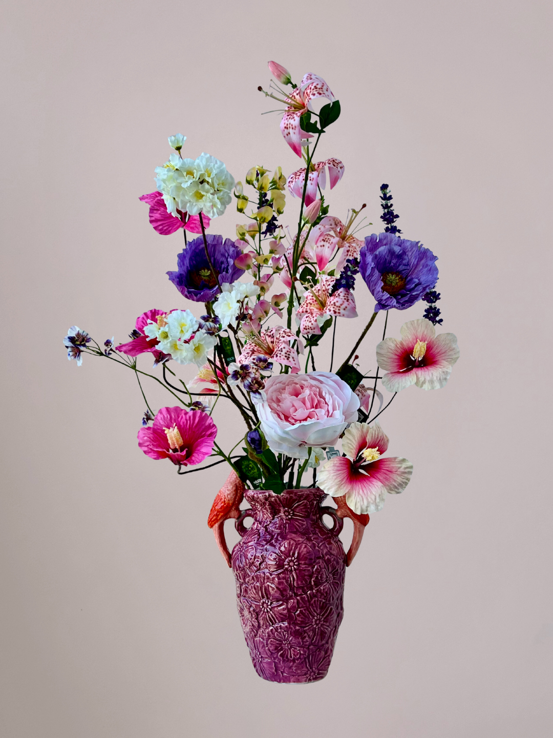 Kleurrijk Moederdag kunstboeket met gemengde bloemen in roze, wit, paars en gele tinten met een volle luxe uitstraling