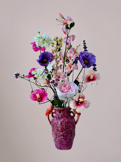 Kleurrijk Moederdag kunstboeket met gemengde bloemen in roze, wit, paars en gele tinten met een volle luxe uitstraling