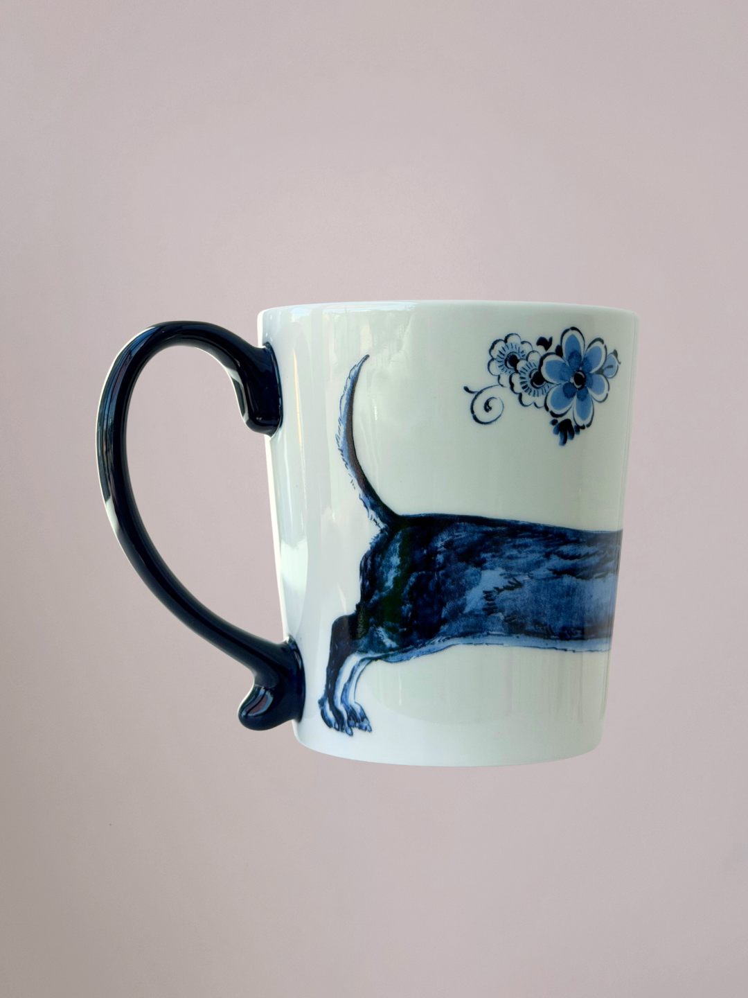 Keramische Mug Dachshund mok 300ml met teckel die rondom de mok doorloopt, speels hondendesign