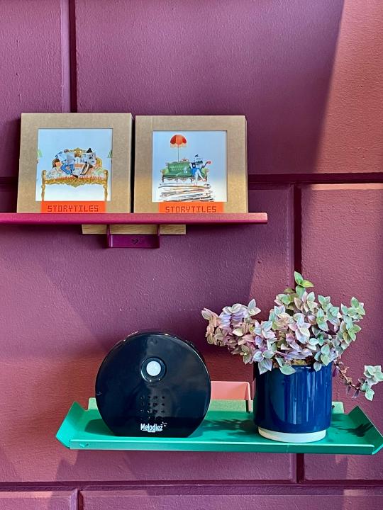 Zwart muziekdoosje met natuurgeluiden en bewegingssensor voor badkamer, toilet of hal.