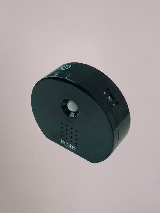 Zwart muziekdoosje met natuurgeluiden en bewegingssensor voor badkamer, toilet of hal.
