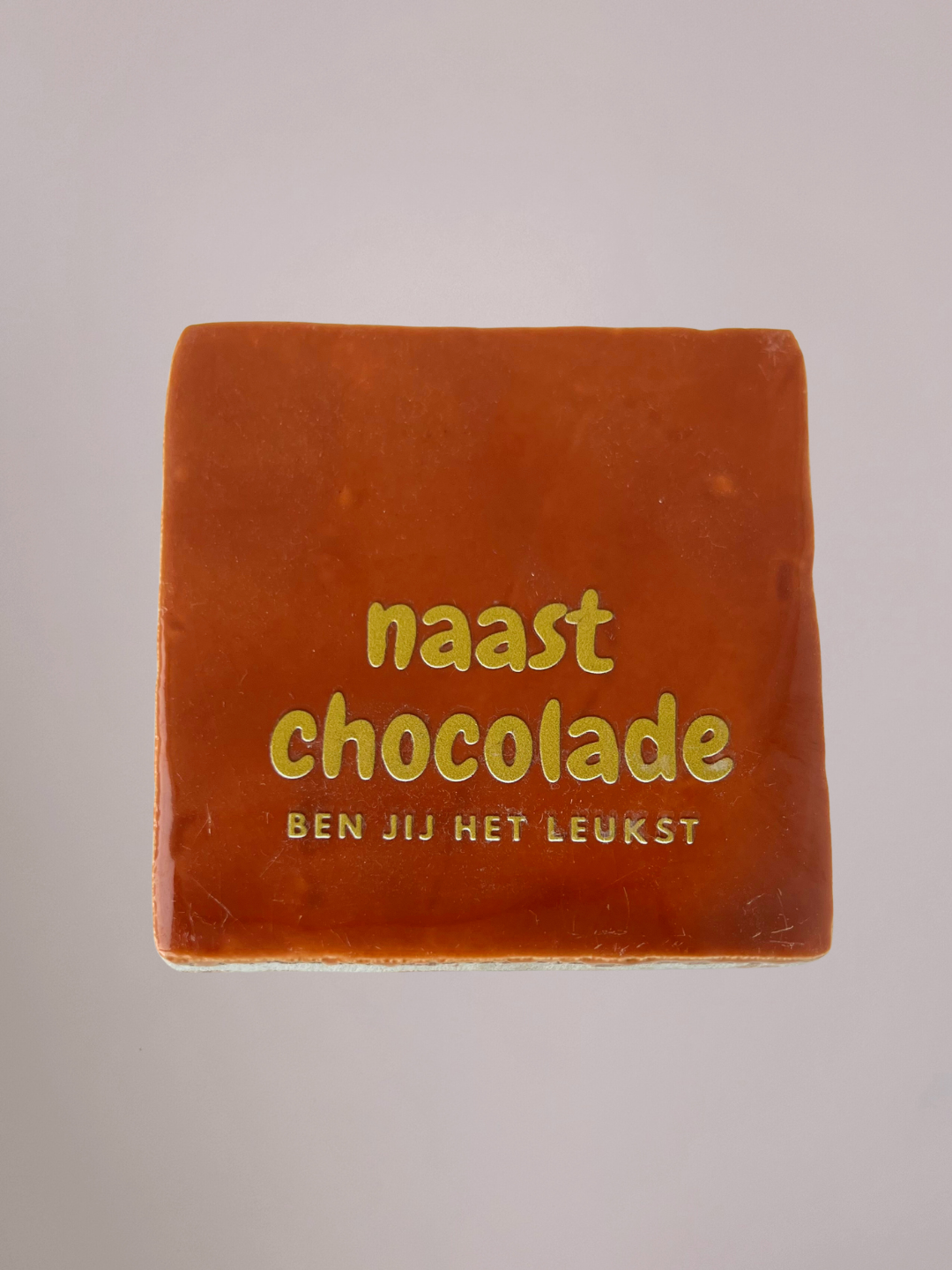 Naast chocolade ben jij het leukst Bruin is een super leuk tegeltje met een humoristische kant