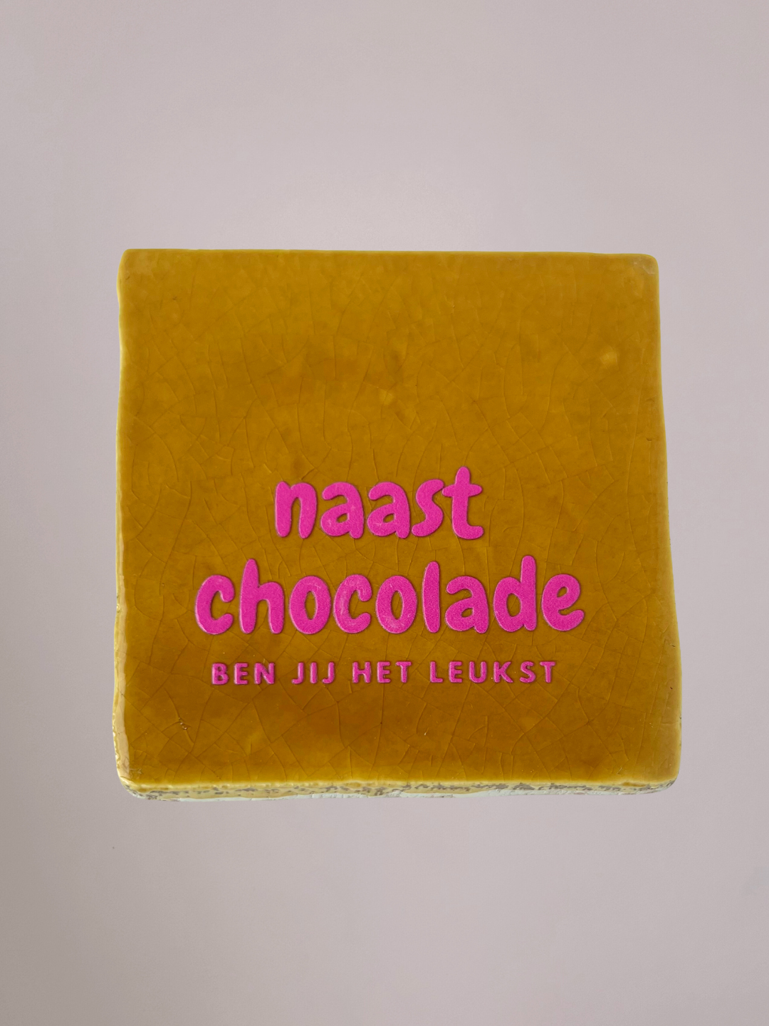 Naast chocolade ben jij het leukst Okergeelis een super leuk tegeltje met een humoristische kant