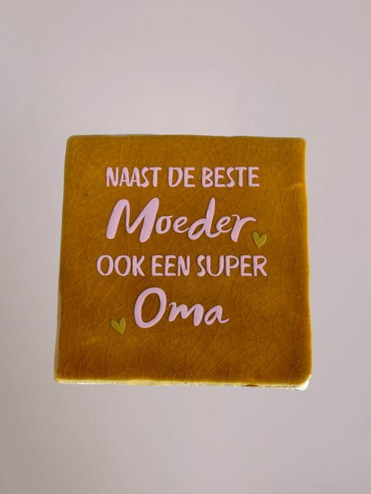 Bruin keramiek tegeltje met de tekst “Naast de beste moeder ook een super oma” van Yett Agenturen