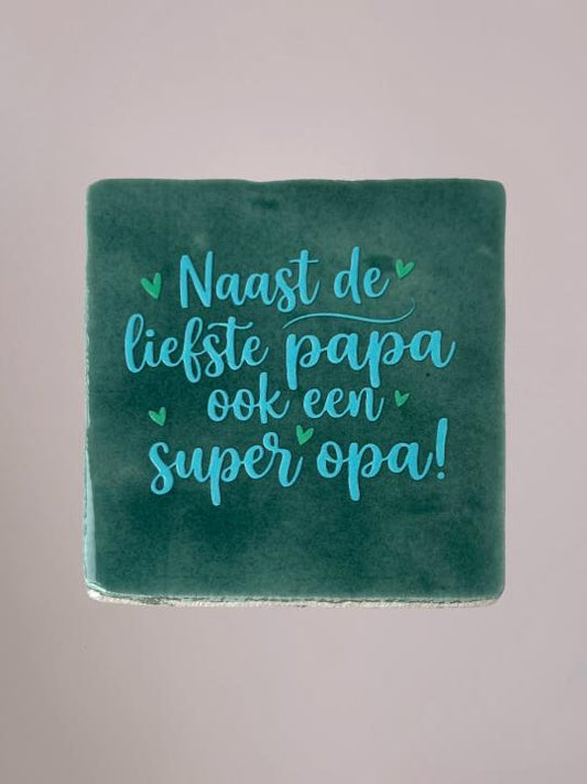 Handgemaakt keramieken tegeltje met de tekst "Naast de liefste papa ook een super opa!" in een minimalistisch en warm ontwerp.