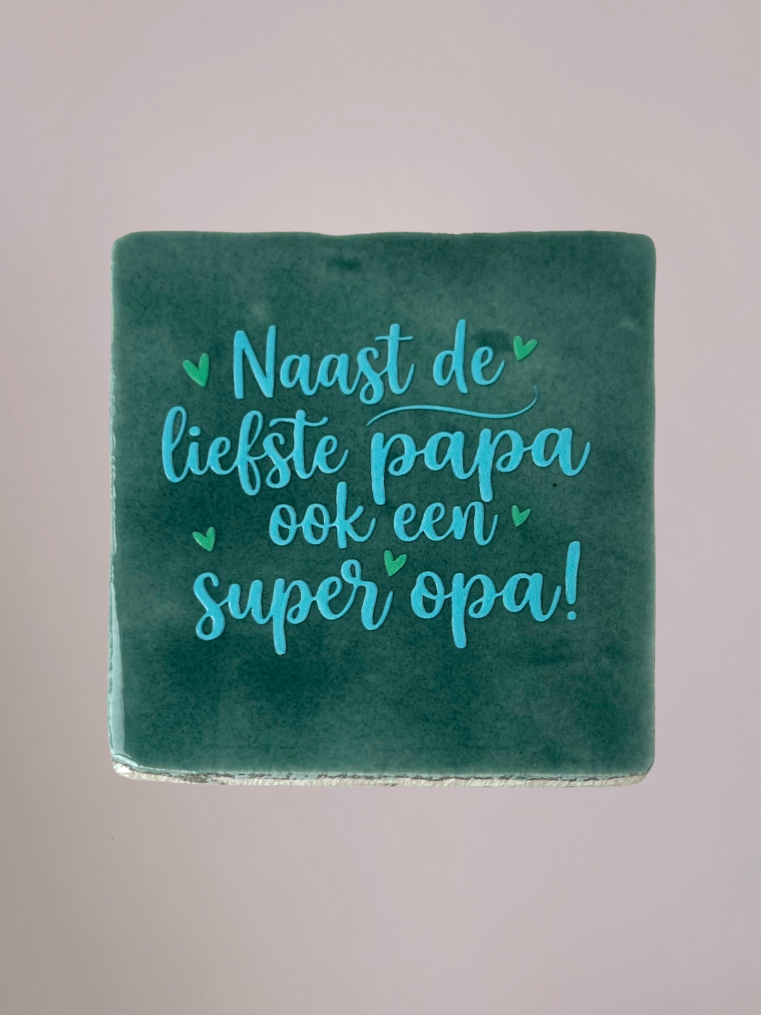 Handgemaakt keramieken tegeltje met de tekst "Naast de liefste papa ook een super opa!" in een minimalistisch en warm ontwerp.