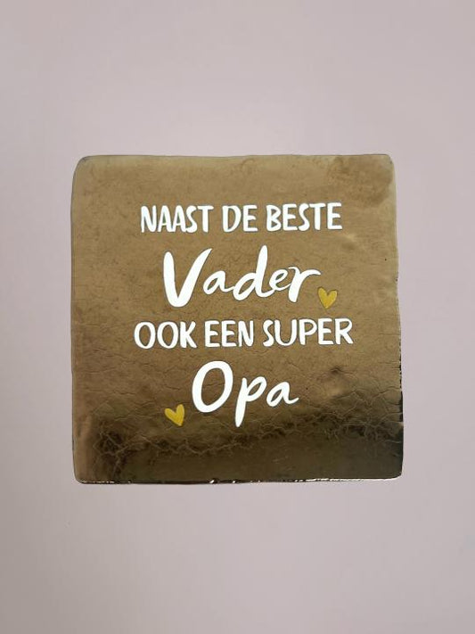 Handgemaakt keramieken Vaderdag tegeltje met de tekst “Naast de beste vader ook een super opa” van 10x10 cm.