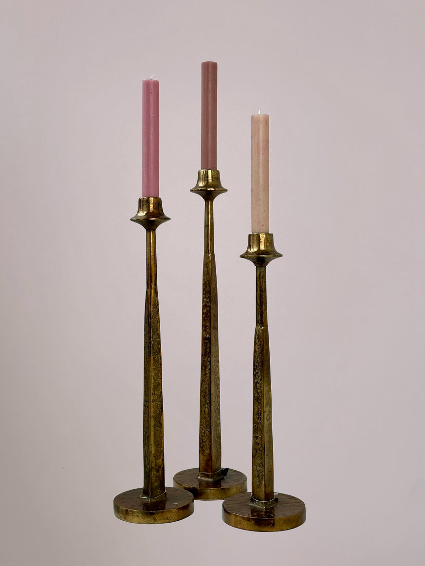 Set van drie gouden kandelaars New York in verschillende hoogtes met dinerkaarsen