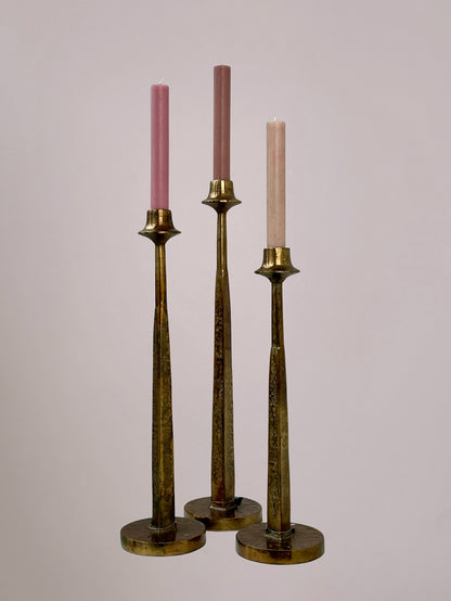Set van drie gouden kandelaars New York in verschillende hoogtes met dinerkaarsen