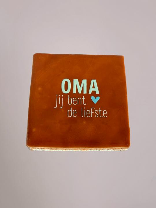 Bruin keramiek tegeltje met de tekst “OMA jij bent de liefste” van Yett Agenturen