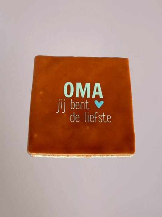 Bruin keramiek tegeltje met de tekst “OMA jij bent de liefste” van Yett Agenturen