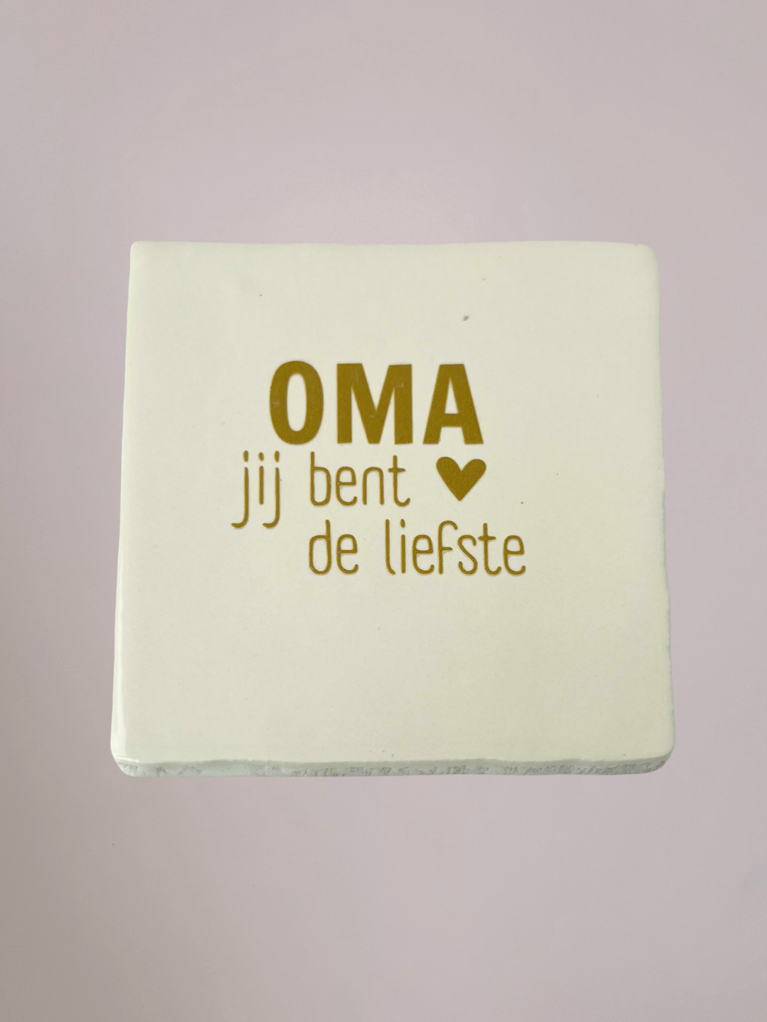 OMA jij bent de liefste Wit van Yett Agenturen is het perfecte tegeltje om aan je oma te geven.