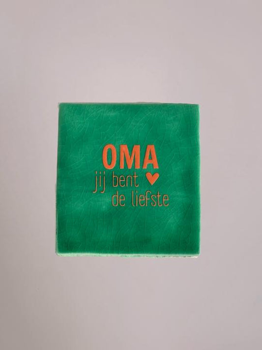Groen keramiek tegeltje met de tekst “OMA jij bent de liefste” van Yett Agenturen