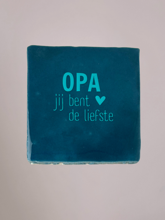 Handgemaakt keramieken tegeltje met de tekst "OPA jij bent de liefste" in een minimalistisch en warm ontwerp.