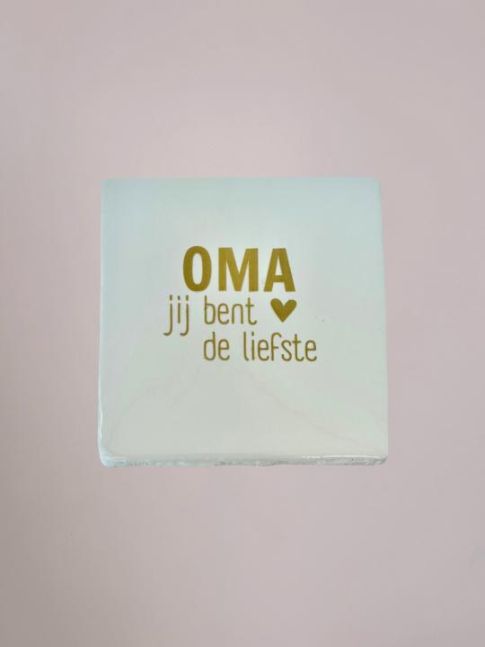Wit Yett Agenturen tegeltje van 10x10 cm met de tekst 'Oma jij bent de liefste' en een glanzende afwerking. Een liefdevol cadeau voor oma.