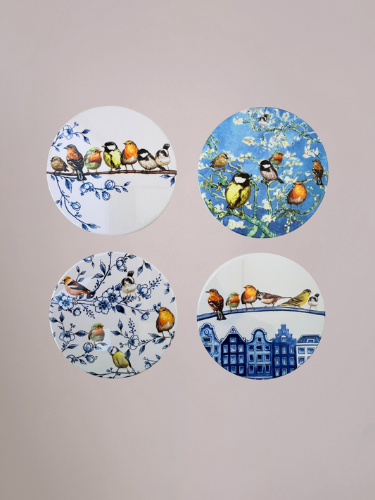 Set van 4 keramische Onderzetters Bos Vogels van Heinen Delfts Blauw met kleurrijke vogelillustraties in Delfts blauw stijl en kurk onderzijde
