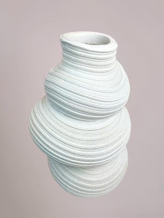 bovenaanzicht van organische vaas met smalle opening en zandstructuur