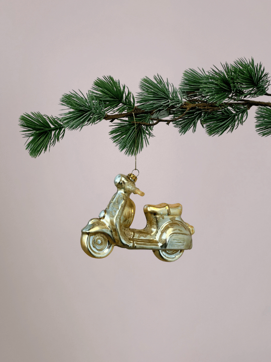 Vondels gouden scooter kerstbal hangend in kerstboom, opvallend en speels kerstornament, combineer met andere gekke kerstballen uit Anja’s collectie