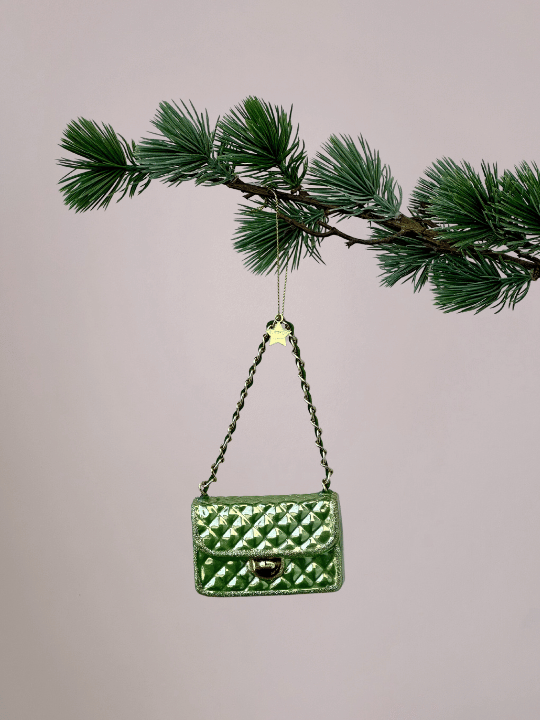 Lichtgroene tas kerstbal hangend in kerstboom, opvallend en speels ornament, combineer met andere gekke kerstballen en Vondels kerstornamenten