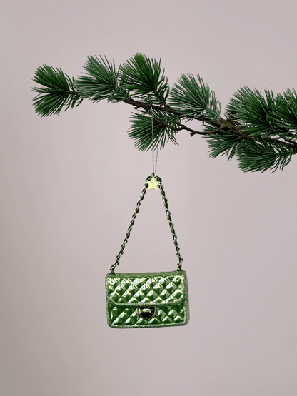 Lichtgroene tas kerstbal hangend in kerstboom, opvallend en speels ornament, combineer met andere gekke kerstballen en Vondels kerstornamenten