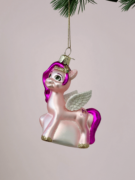 Close-up van Vondels My Little Pony Pipp kerstbal, lichtroze met fuchsia roze haren en witte vleugels, schattig glazen ornament voor kerstboom